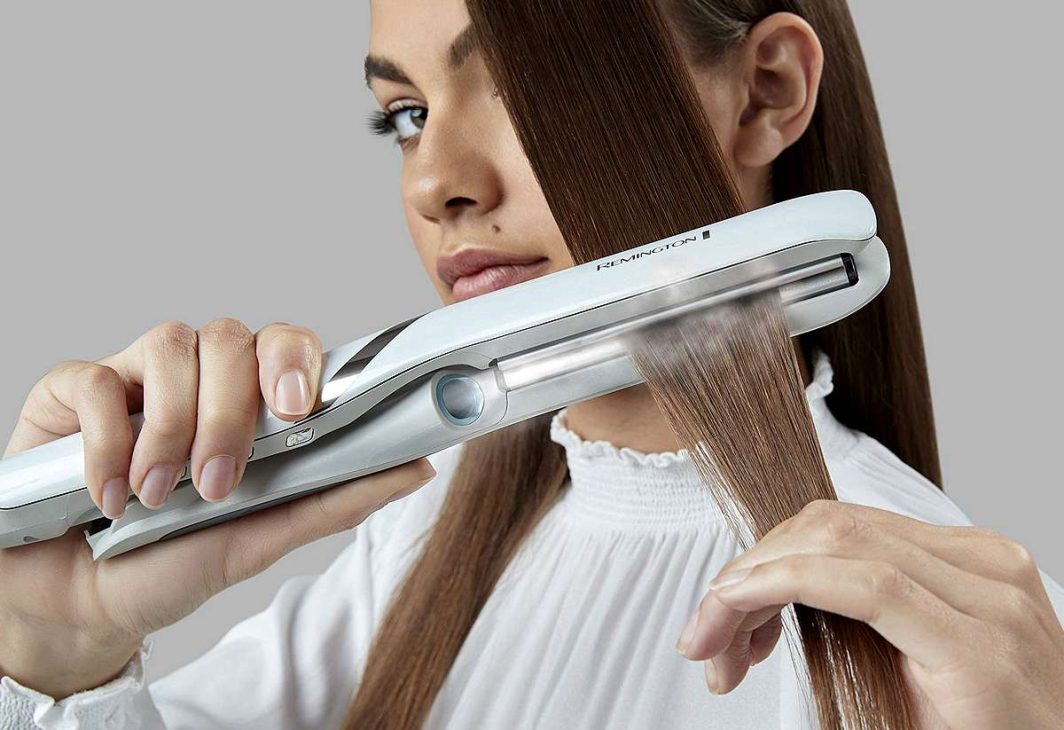 Une des alternatives pas chères au lisseur Light Straight de l'Oréal, le Remington Hydraluxe Pro avec brume hydratante