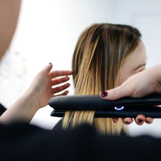 Light Straight vs Dyson Airstrait : deux révolutions du lissage qui pensent différemment