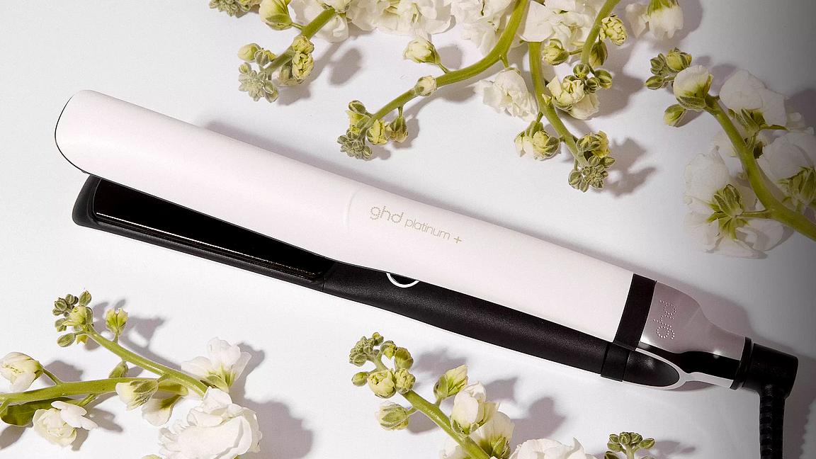 Découvrez quel lisseur abime le moins les cheveux et optez peut-être pour le ghd en attendant le Light Straight de L'Oréal