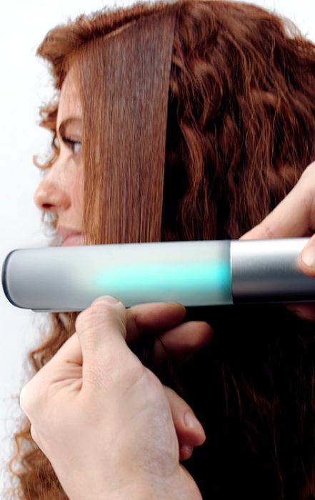 Démonstration sur cheveux bouclés du lisseur infrarouge Light Straight + Multi Styler de l'Oréal